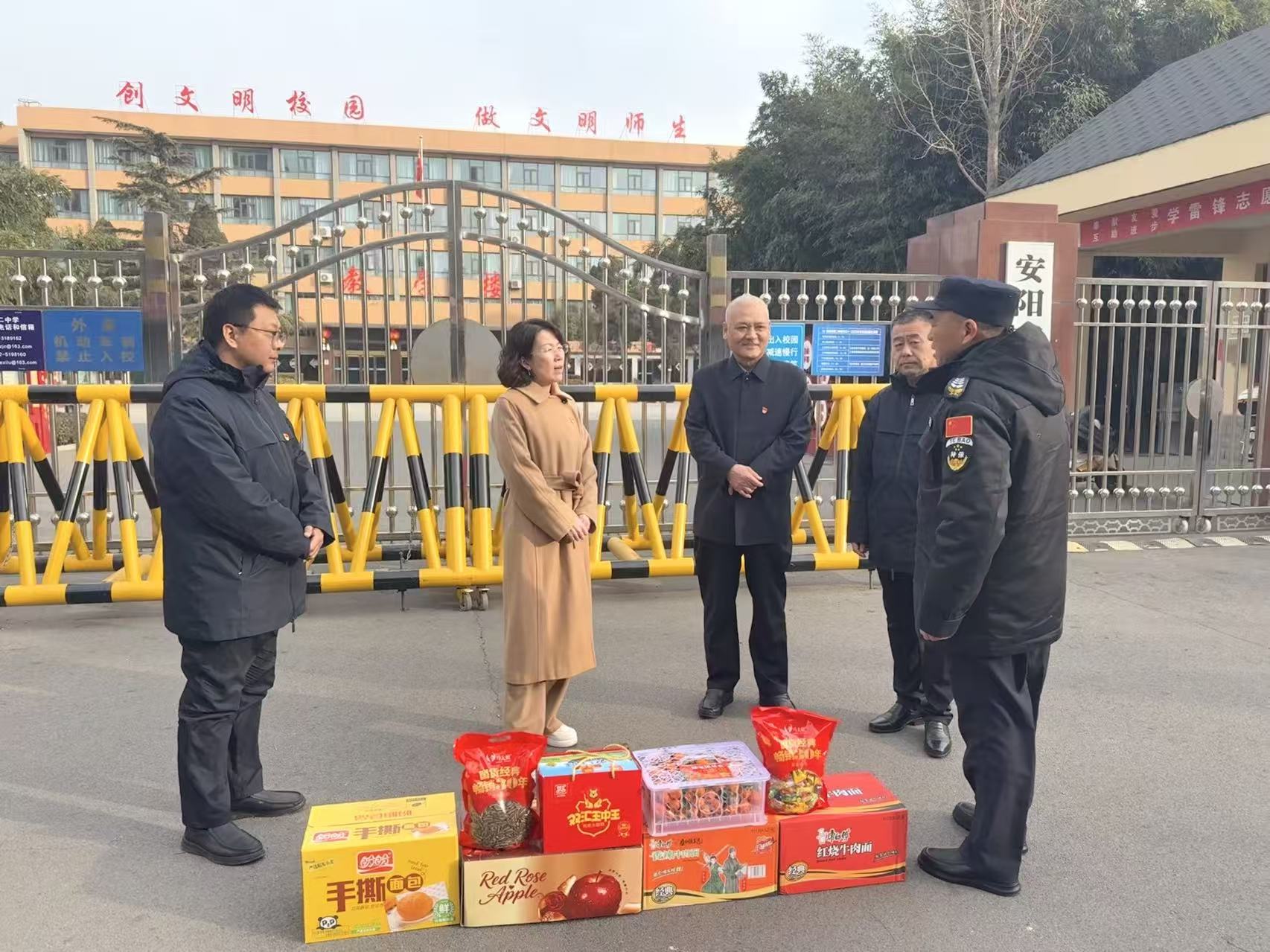 情暖新春守崗人  殷殷關懷暖人心...